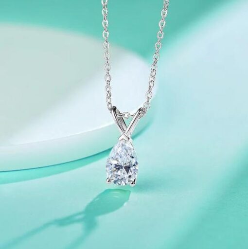 Dây chuyền kim cương Moissanite hình quả lê