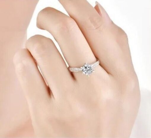 Nhẫn mặt đá kim cương Moissanite