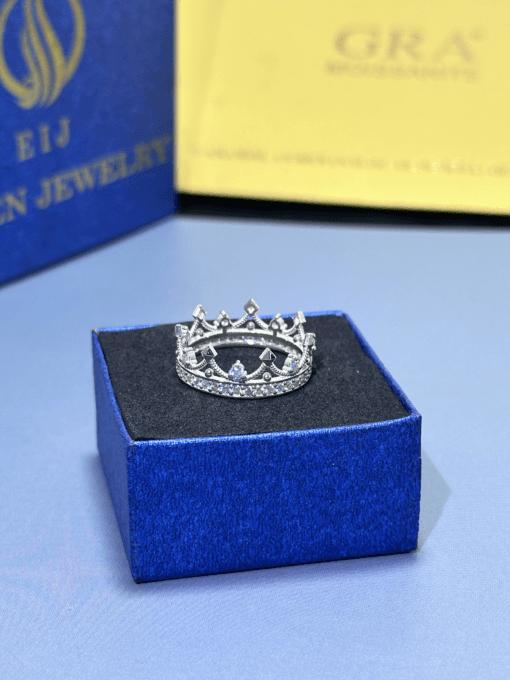 Nhẫn thiết kế vương miện chất liệu vàng trắng gắn full kim cương Moissanite