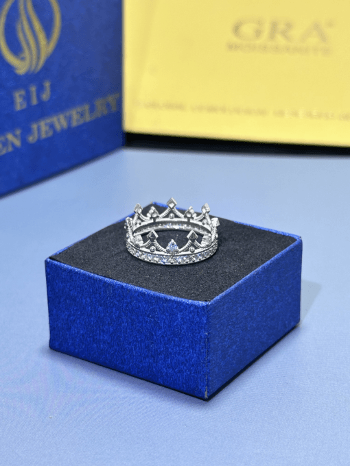 Nhẫn thiết kế vương miện chất liệu vàng trắng gắn full kim cương Moissanite