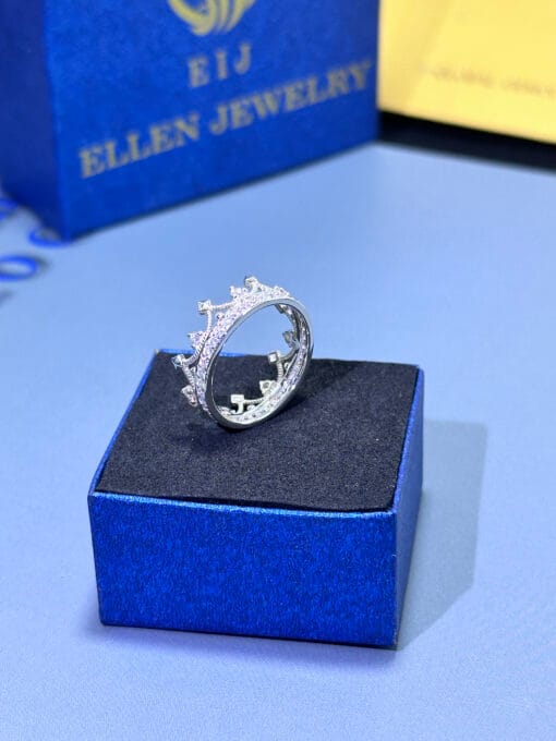 Nhẫn thiết kế vương miện chất liệu vàng trắng gắn full kim cương Moissanite