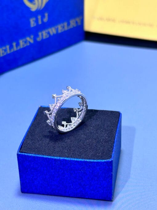 Nhẫn thiết kế vương miện chất liệu vàng trắng gắn full kim cương Moissanite